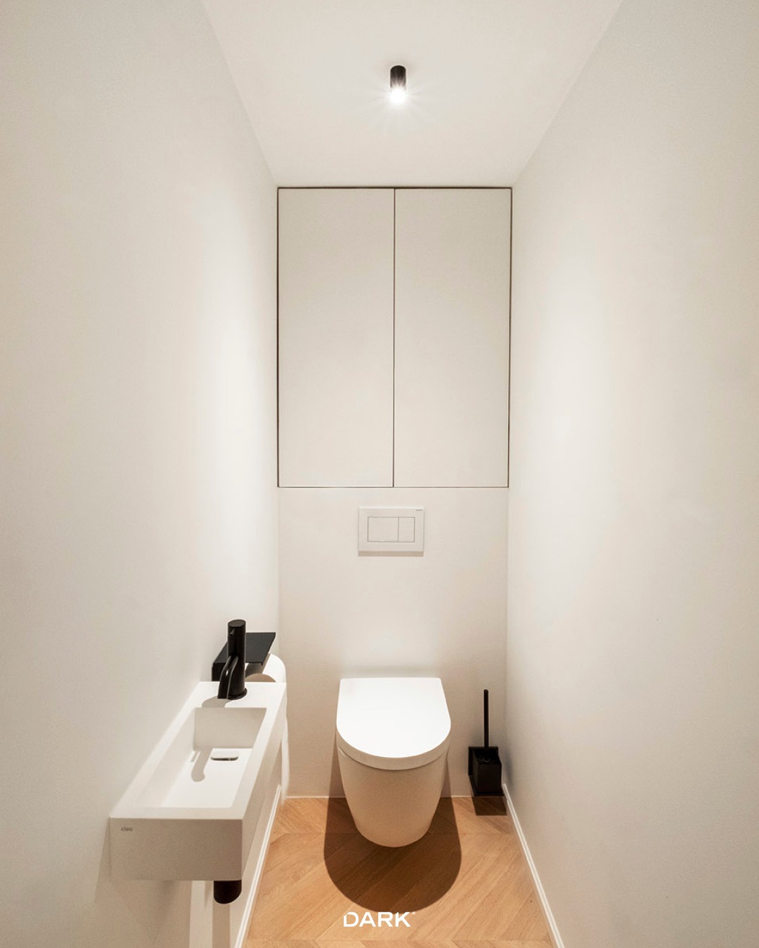 Say hello to ATSJOEM 👋
Now available in Bronze Dark and Bronze Light.

This sleek little ceiling champ is proof that good things do come in small, stylish packages.
Kitchen? ✔️ Bathroom? ✔️ Hallway mood lighting? ✔️ Lavatory? ✔️
ATSJOEM fits right in with a smooth matte finish and a warm, focused glow

#ATSJOEM #BronzeIsTheNewBlack #darkbe #darklighting #interiordesign #design #designverlichting #ikkoopbelgisch #belgischmerk #belgiandesign #interieurdesign #interiordesign #productdesign #designlighting #lighting #verlichting #wealllovethedark