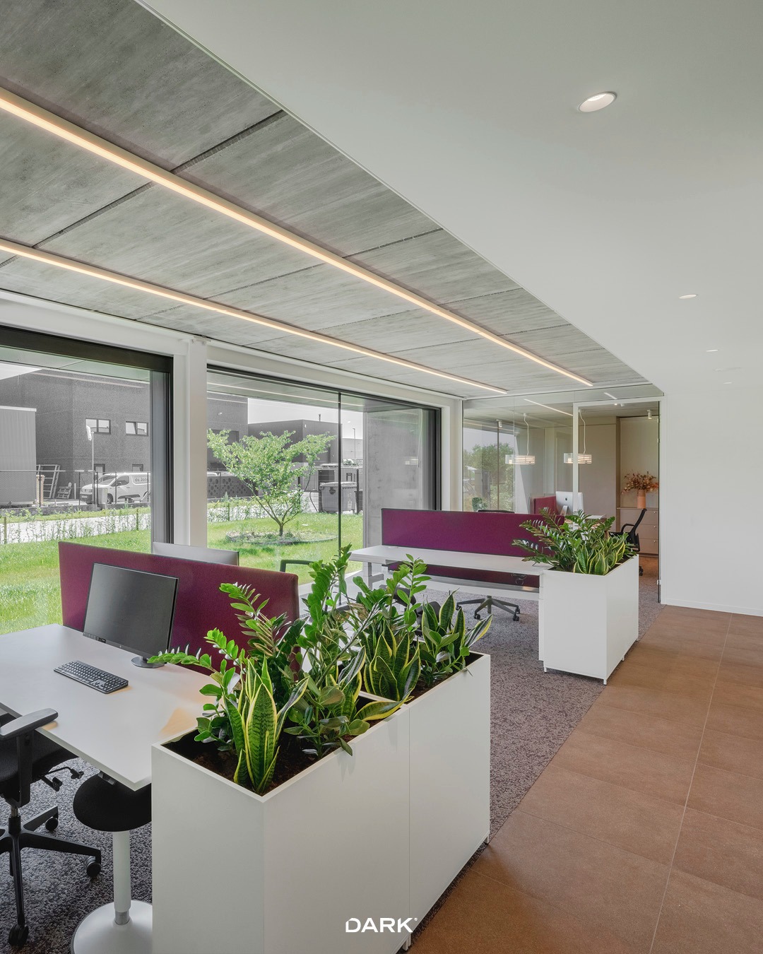 Light at work.
For the offices of DUYCK in Wingene, lighting follows the architecture with clean lines, graphic accents and carefully placed points of light.
A mix of DARK fixtures — Ninza, Tuki 40 Box 7, Atsji, Orgue and Magnifique — combined with Hilow by Panzeri, creates a workplace that feels both functional and distinctive.
Different spaces, different light. One coherent atmosphere.

#DARKlighting #DUYCK #Wingene #OfficeLighting #LightingDesign #InteriorDesign #BelgianDesign #MadeInBelgium