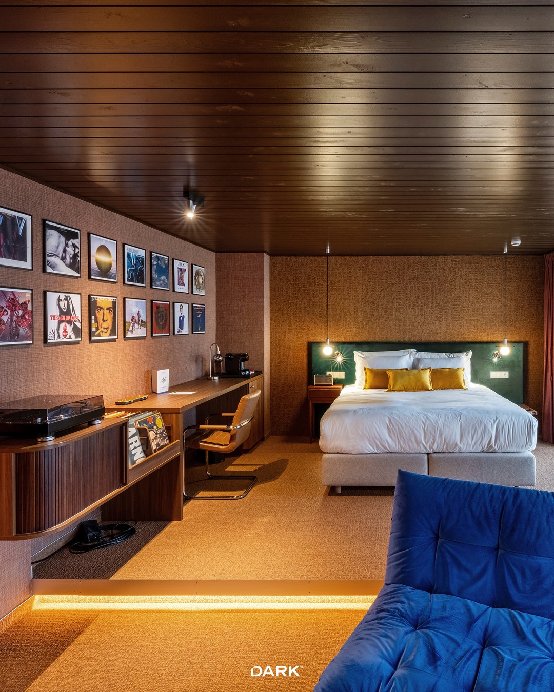 🎶 Welcome to The Record Suite – one of the four unforgettable theme rooms at The Ostendian.�
Step into your own sonic sanctuary and make music surrounded by our iconic darlings:�
⚡️ Tuki 40 – Black/Alu edition�
⚡️ Popzz �
⚡️ Elpee �
⚡️ Atsji �
⚡️ Custom-made mirror
Turn up the volume. Inspiration lives here. 🔊✨

Design by @blcn_design 
@theostendian